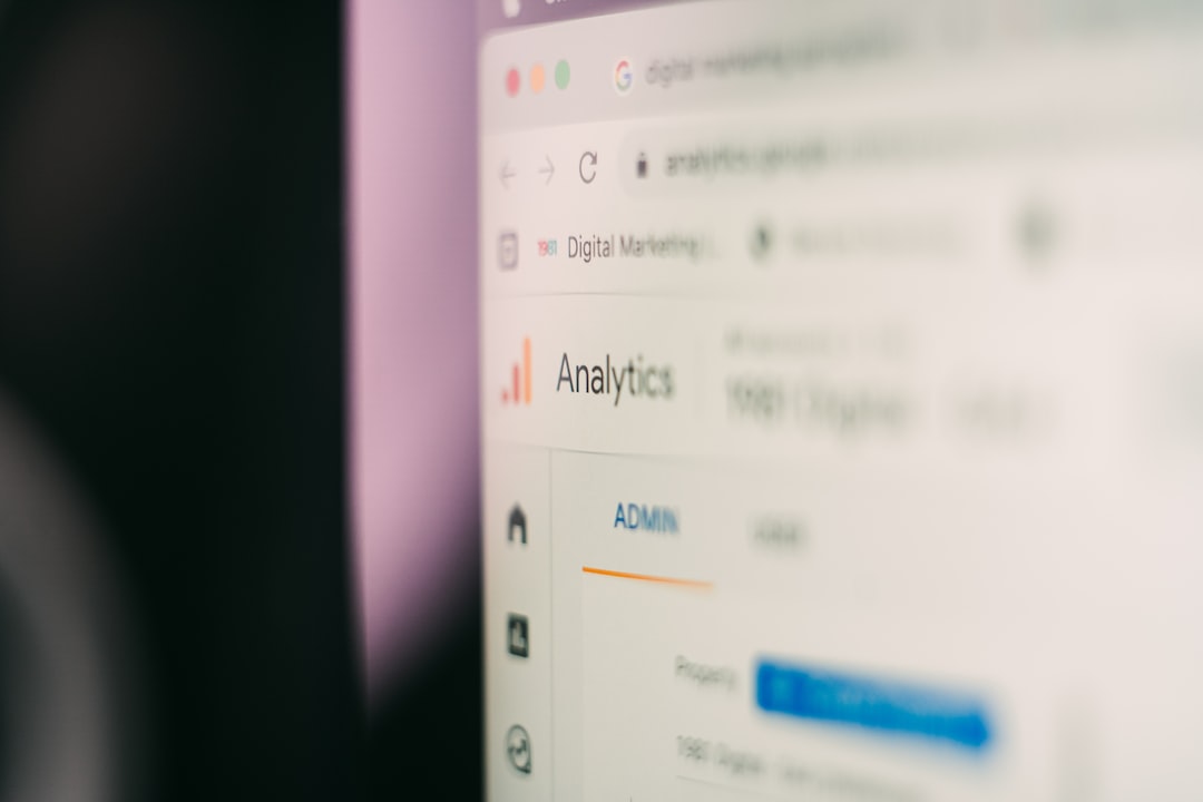 Um close de uma tela de computador exibindo uma página web do Google Analytics, focando no menu lateral e em parte do painel de Analytics na seção de Administração de um site de hospedagem WordPress.